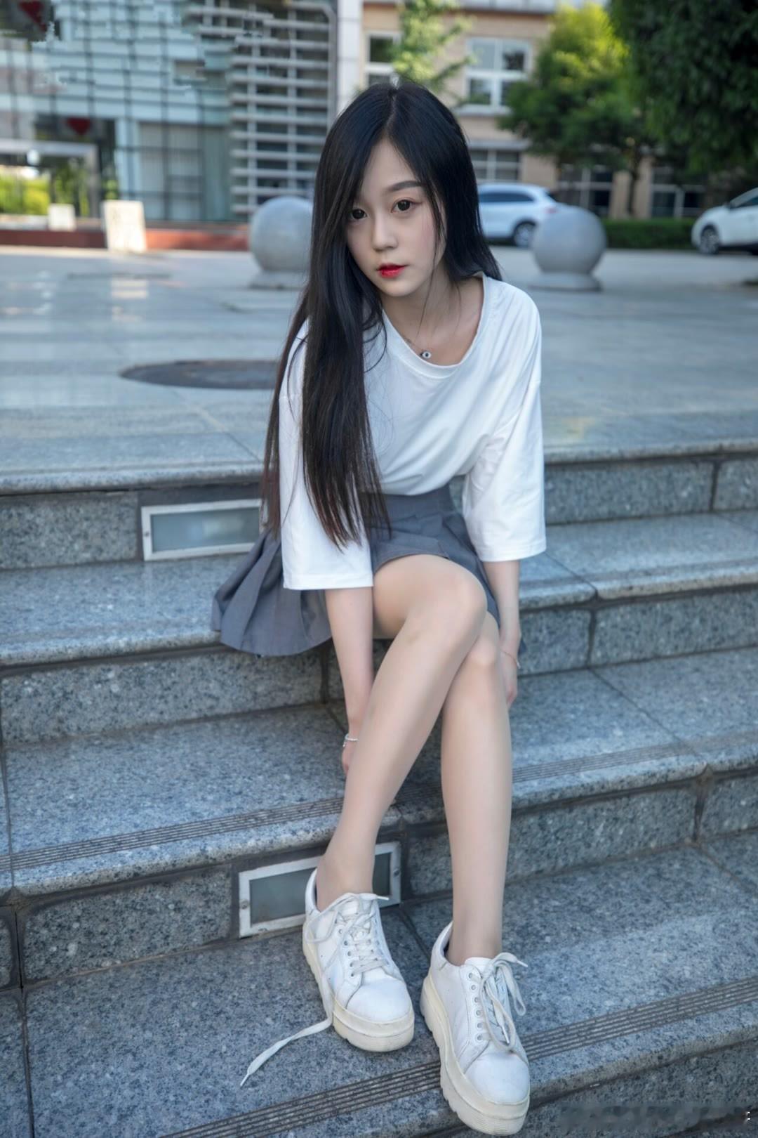 百褶裙、板鞋配丝袜，袜尖透明，绝美可爱～ ​​​