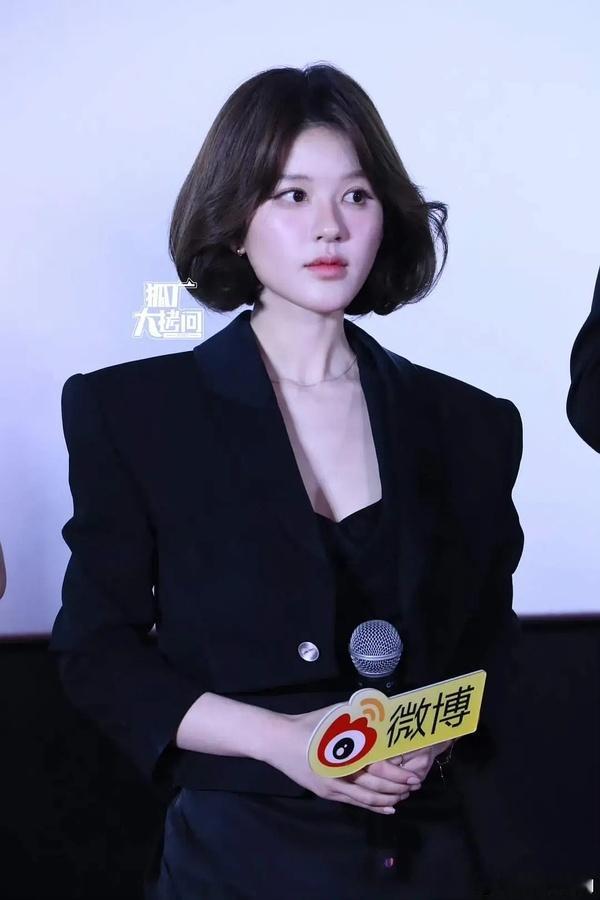 赵露思的审美被网红审美荼毒的好可怕……这次不用猜就知道又是她自己画的妆，发型也不