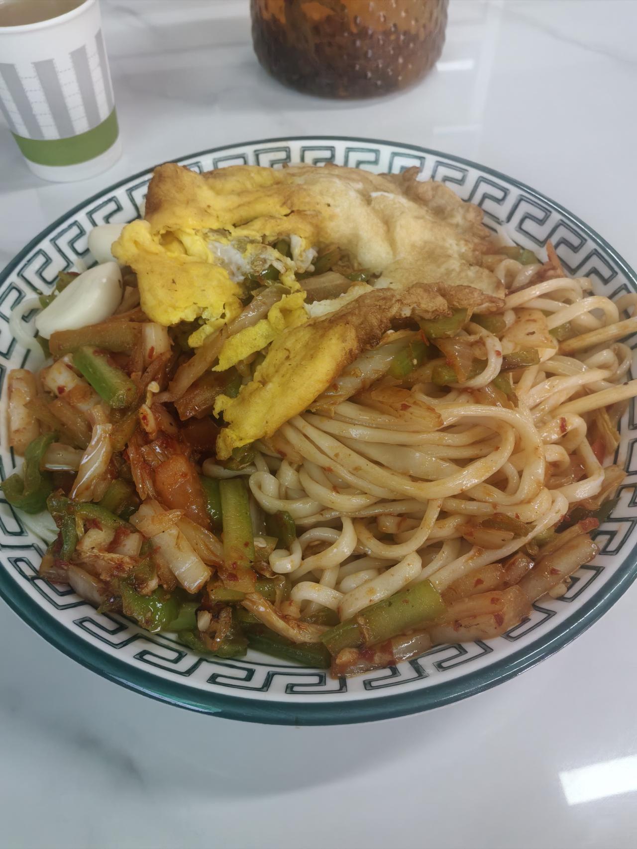 《素食斋》第47天
每天午餐特色面，
百吃不厌挺喜欢。
吃面不吃头大蒜，
营养最