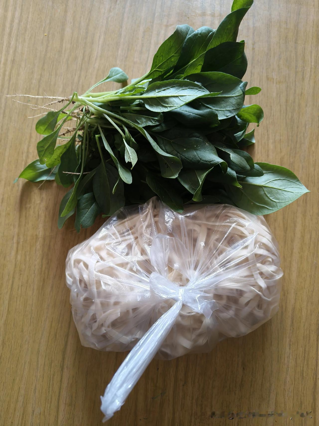 午餐就它了！
2块钱鲜面条，刚从菜园里拔的小菠菜，健康、清淡、绿色、惬意[大笑]