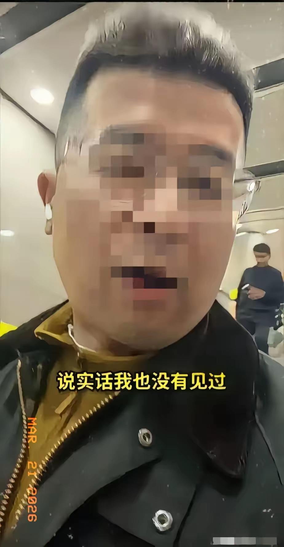 蹭饭哥以为自己占尽了便宜，
殊不知他捡了芝麻丢了西瓜，
其实很多麻烦在等着他，就