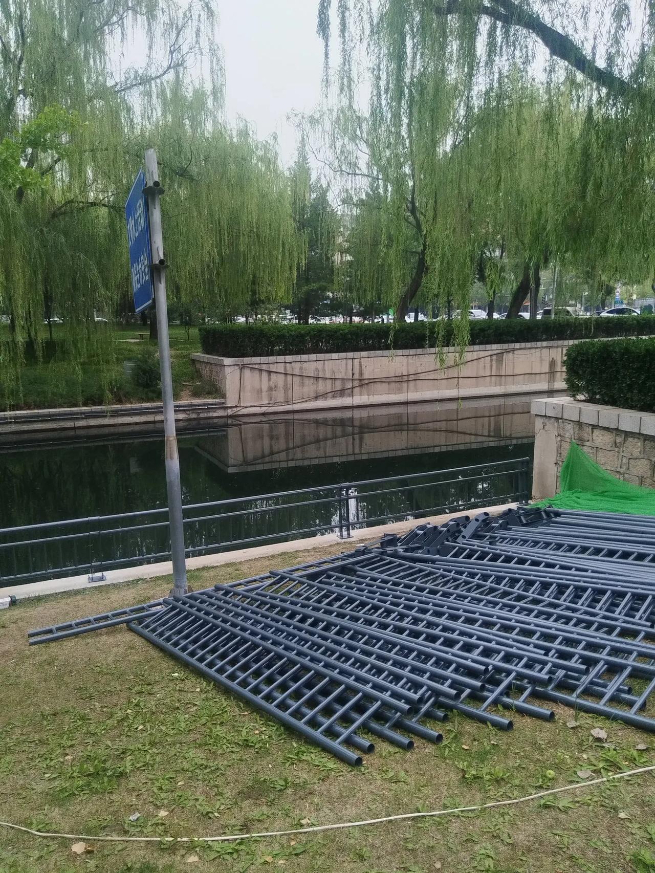 家门口公园整天有人在忙，感觉都是些无用功，这不，小月河两边又开始架栏杆了，铁栏杆