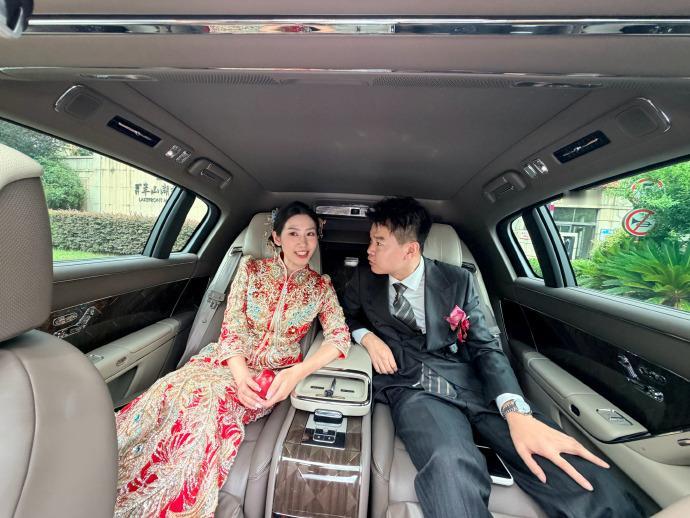 这个汽车网红也太逗了！比明星还有偶像包袱。

婚礼照P的手指头都变形了。。

估