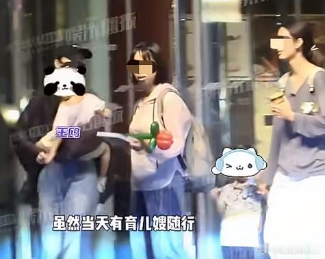 有娱乐记者拍到王鸥带着女儿和妈妈一起聚餐。 王鸥全程武装严实，带着黑色帽子、黑色