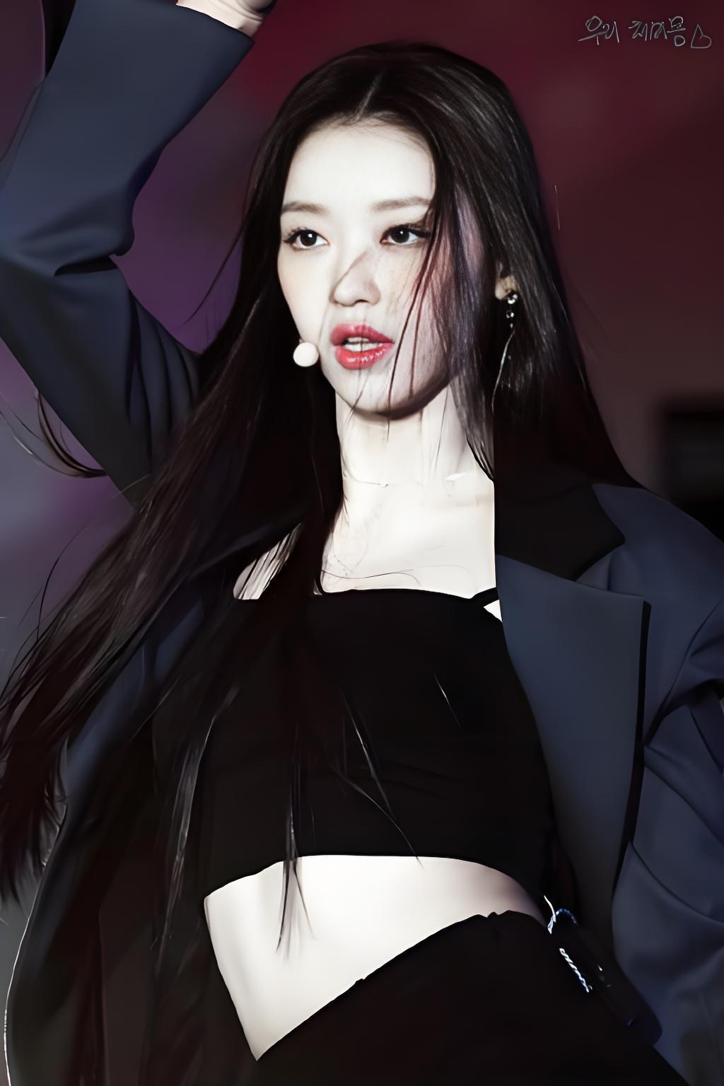 冷艳黑色西装搭配黑丝长发魅惑，尽显舞台上的女王风范。