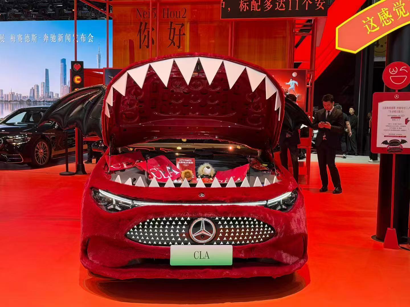 一个脆齿鲨，一个牛魔王，奔驰展台玩上cos play了