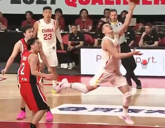 现在的球迷都怎么了？即便中国男篮取得了胜利,也有不少球迷发文说，中国男篮上半场才