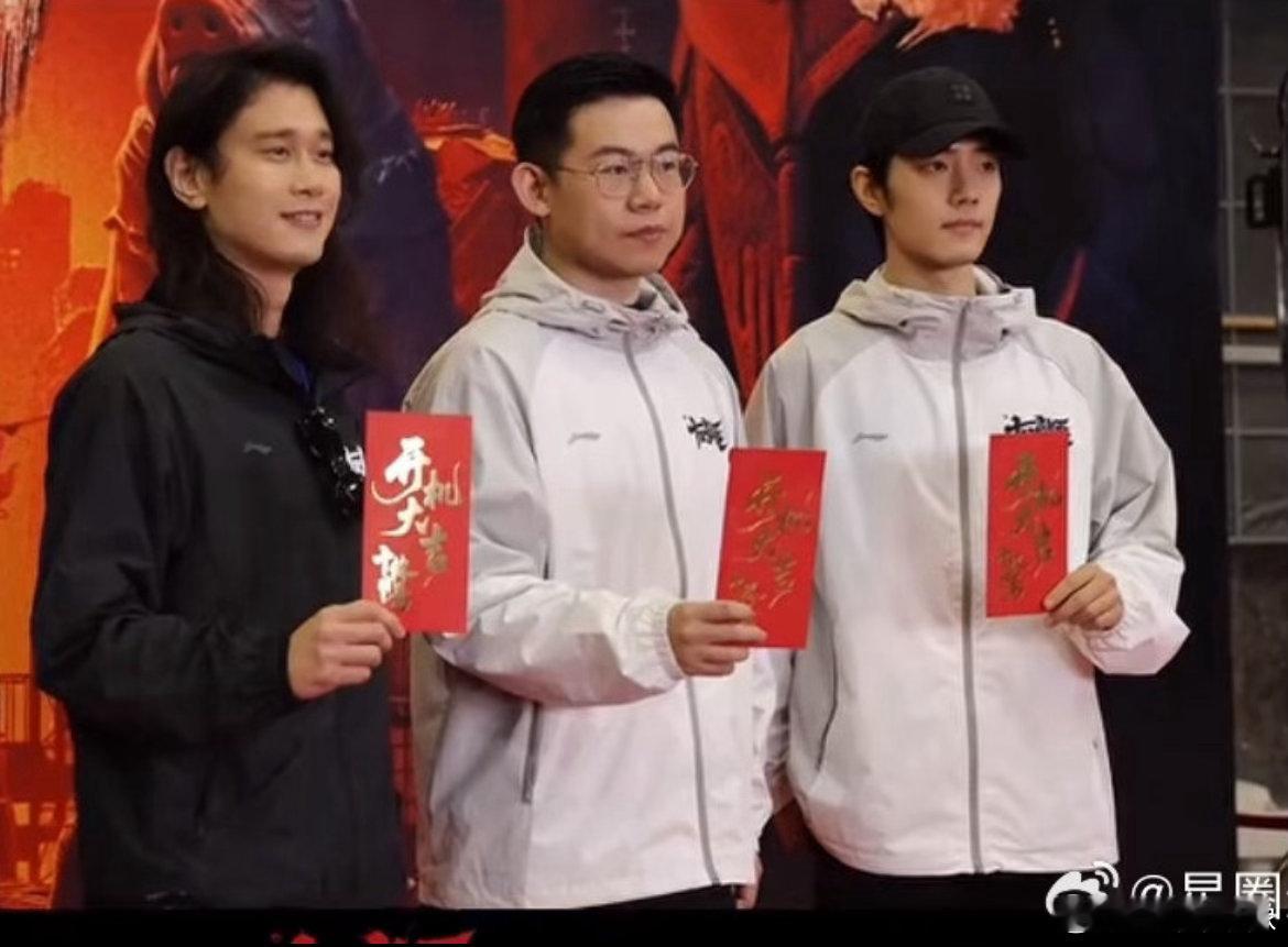 肖战许宏宇与虫队同框合影。尊重原著作者的团队，在我看来取得成功的概率一定会非常高