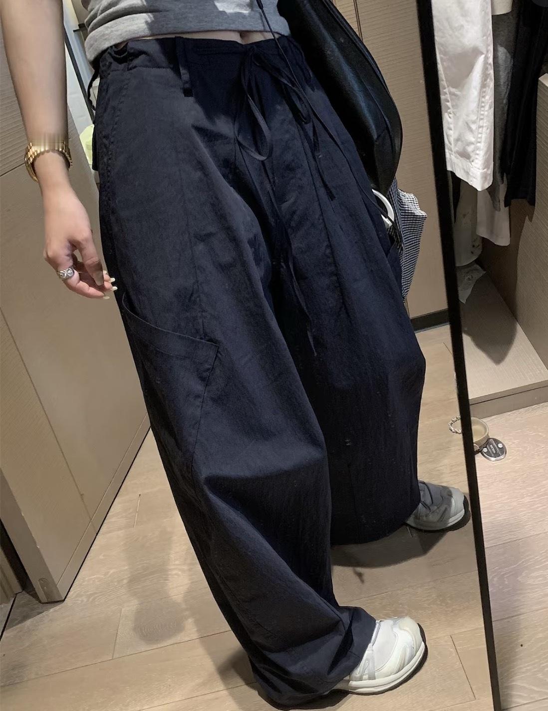 去年夏天买了一条这样的弯刀裤，穿着还挺舒服的，没想到今年弯刀裤热度还挺大，但是怎
