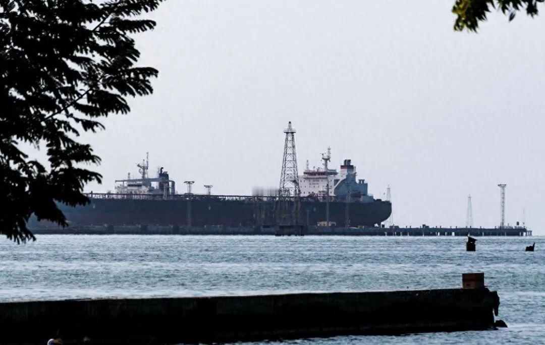 加勒比海的浪涛拍打着苏克雷州的海岸时，一声闷响划破清晨。

渔民佩德罗抬头望去，