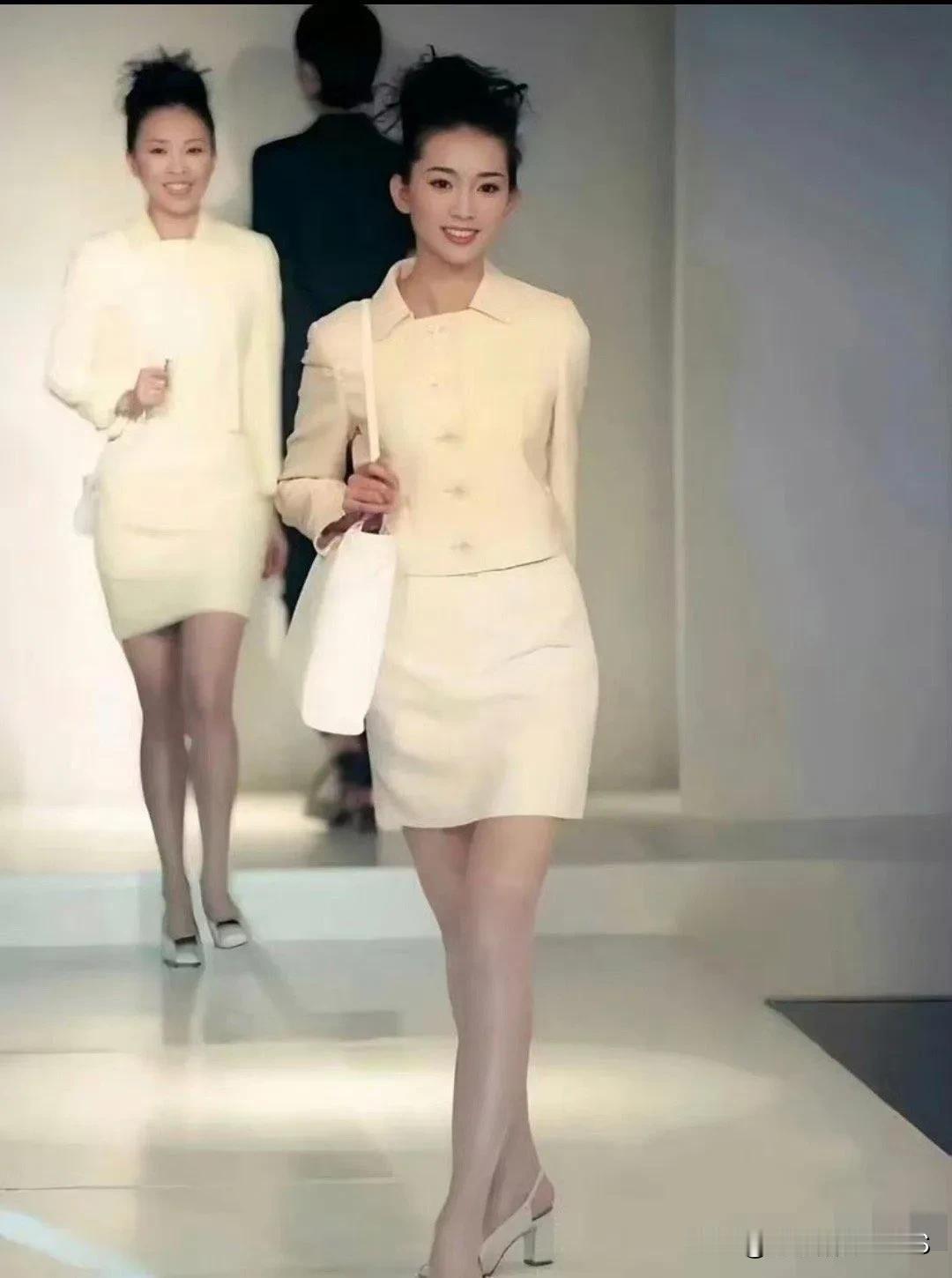 那时啊，林志玲姐姐可是我的梦中娃娃呢！她的美丽和魅力，都让我着迷不已。现在回想起
