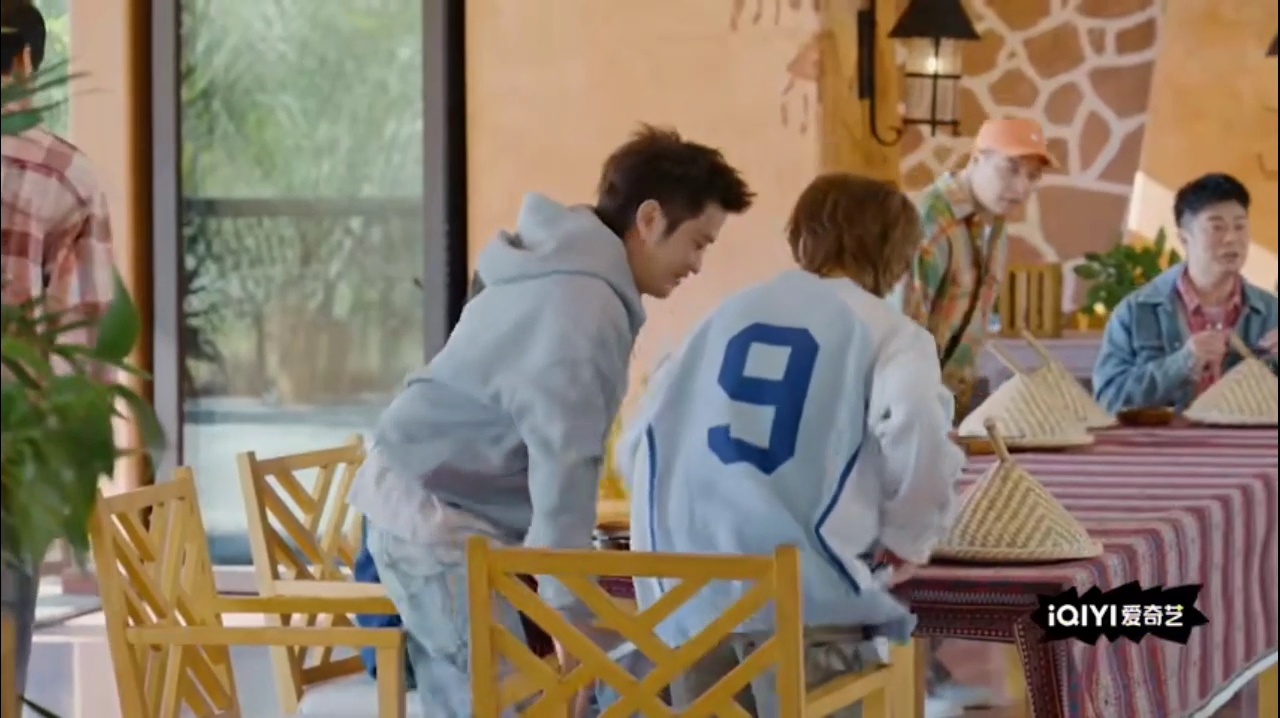 王勉抢鹿晗座位时，鹿晗那笑也太犯规了——萌萌的，带着点无奈又有点纵容，然后转身瞄