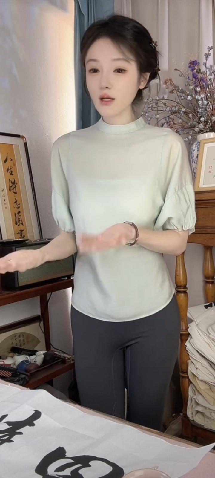 爱不是一时兴起，
是明知不完美，
却依然选择坚定地走向你。