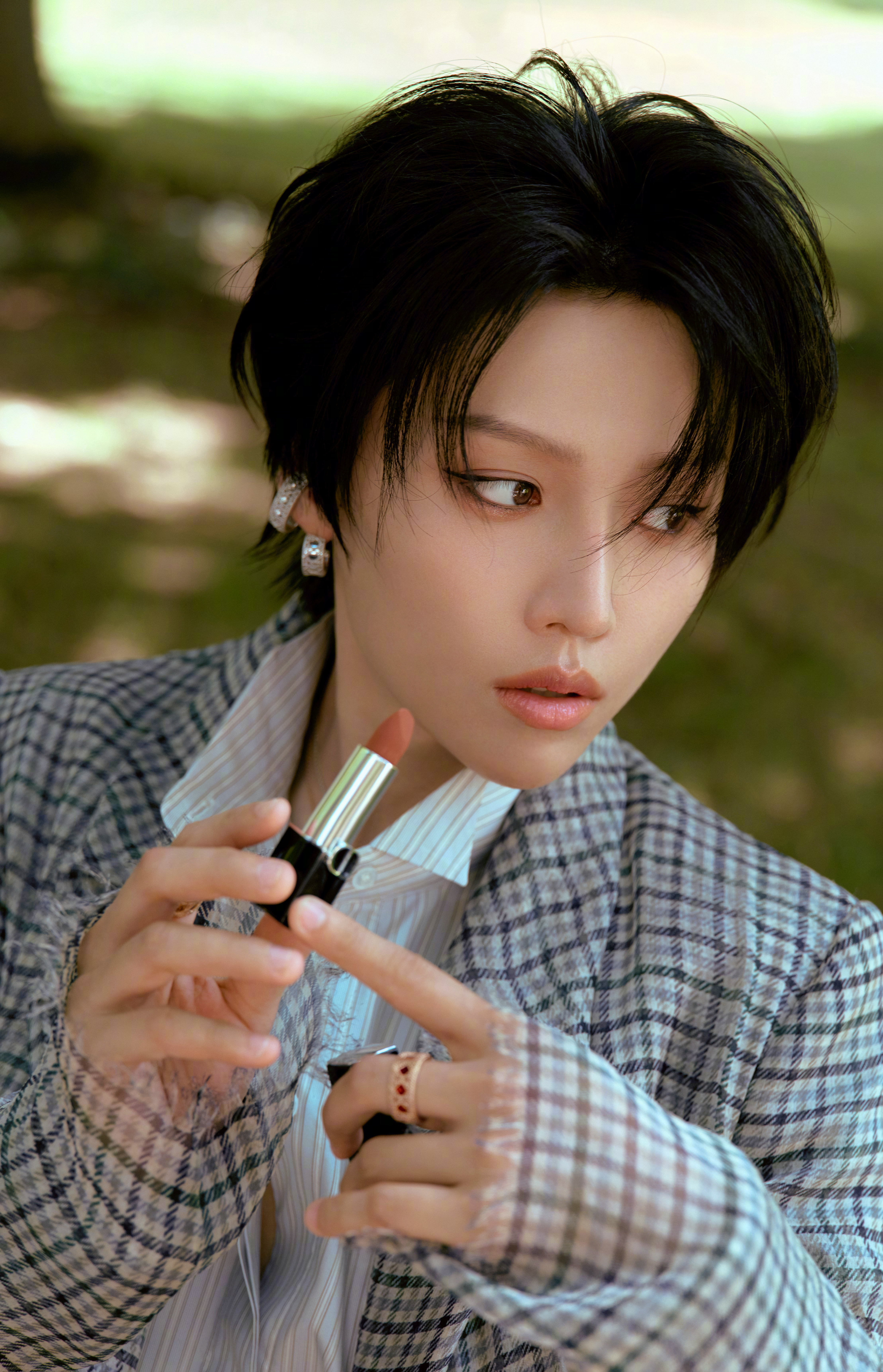 刘雨昕出镜 Dior 2027 早春系列造型释出。Dior 全球品牌大使再度以轻