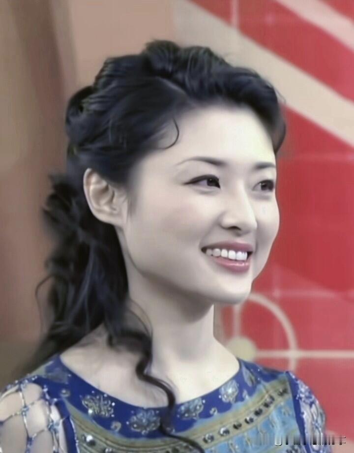 央视第一美人，今日一见果真是名不虚传，周涛这样的长相太大气了，年轻时候的她好漂亮