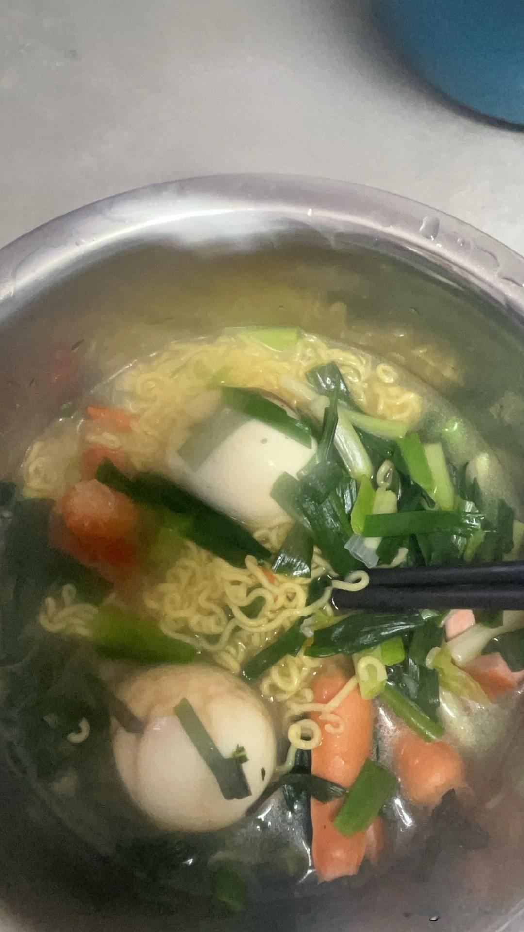 再烦也要记得吃饭，煮了一个豪华版的泡面，吃一吃，然后去公园散散步，好好放松放松心