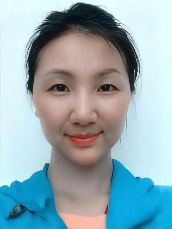 2012年，一架飞往乌鲁木齐的客机升至5000米高空时，一位空姐突然推着餐车猛撞
