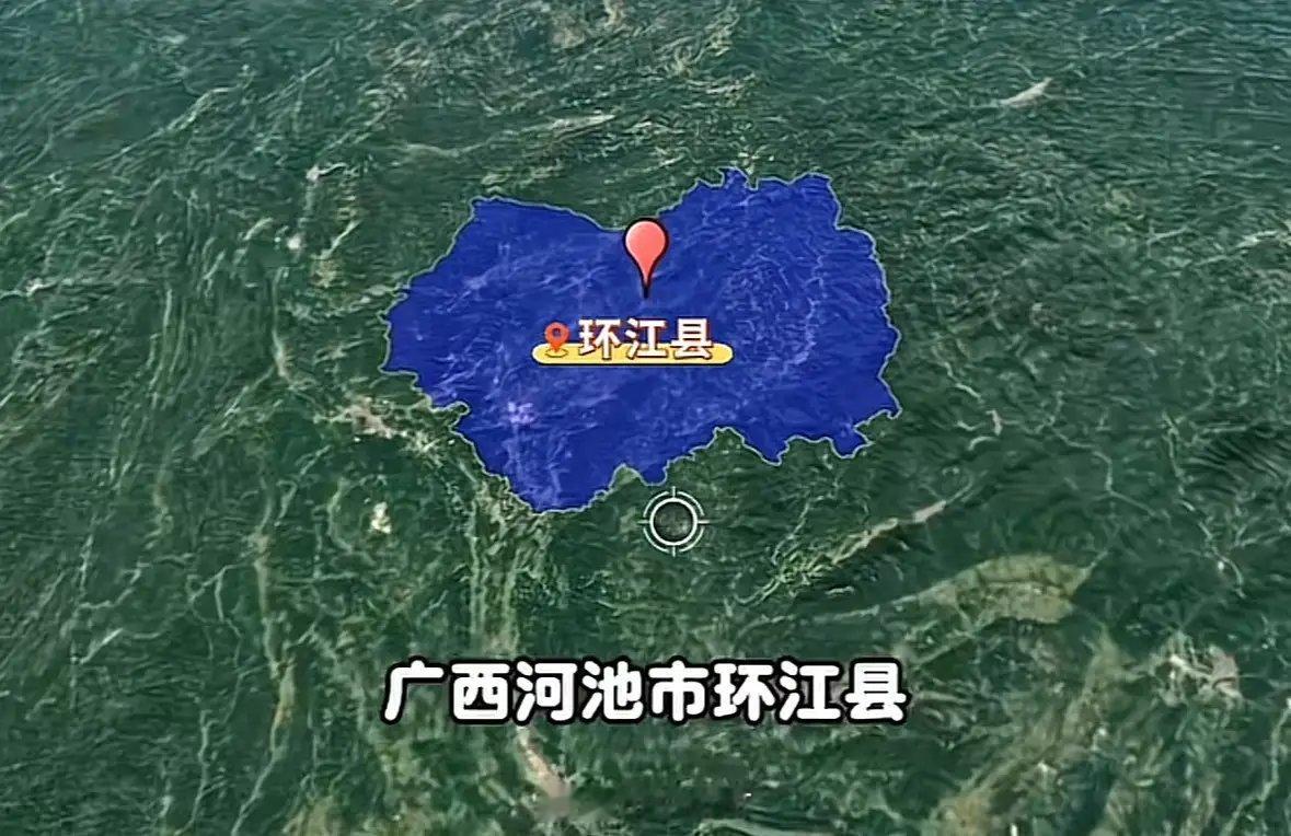 一辆皮卡车雨夜途经漫水桥坠河15人乘车，仅5人生还，10人不幸离世，车上十几个人
