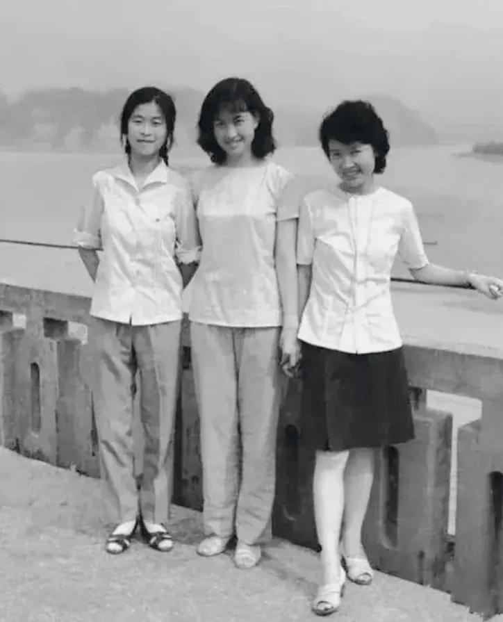 这张照片成为了刘晓庆的经典之作，也成为了她的成名之路。当时，她还只是一个普通的学