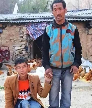1991年，河南嵩县一名残疾男婴被亲生父母遗弃在草丛里，村里四十多岁的单身汉丁金