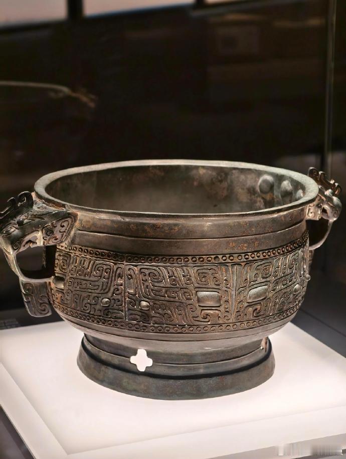 青铜器一开始原来是金色的 青铜器的颜色反差太惊人！原本是熠熠生辉的金色，历经千年