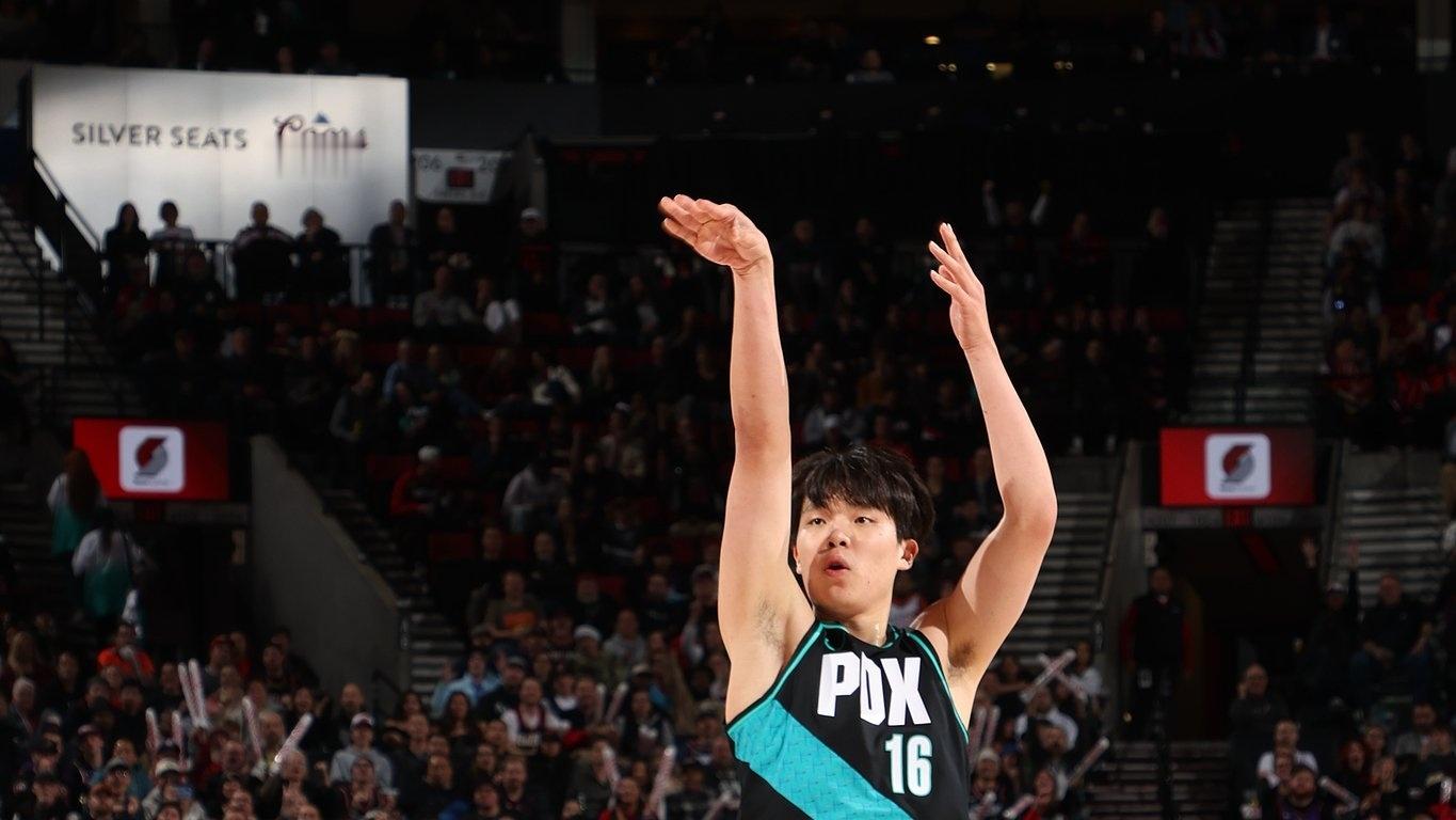 杨瀚森自NBA发展联盟回归后的第一场比赛中，贡献了9分5篮板3助攻1盖帽！开拓者