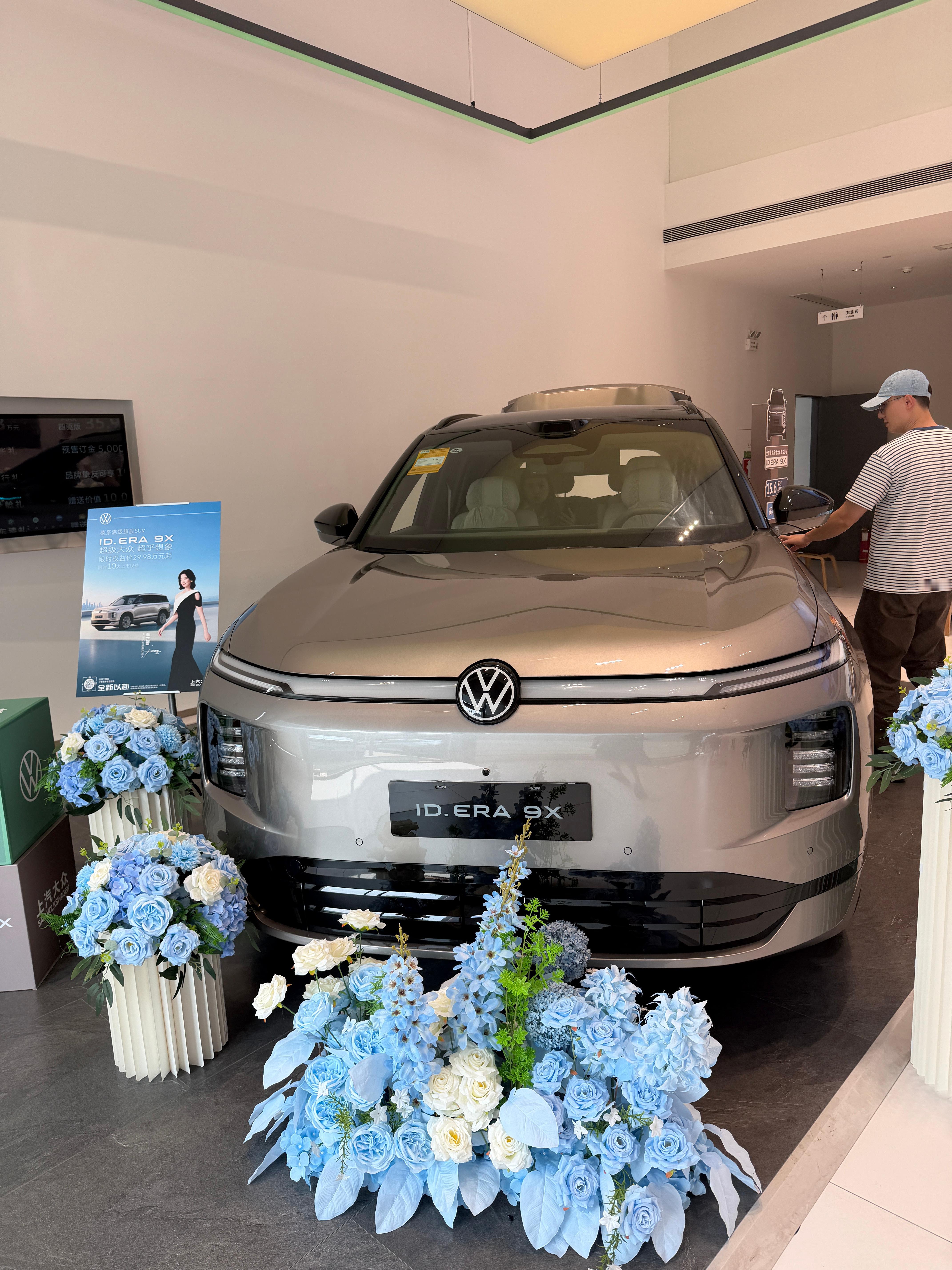 下午一口气陪好友看了蔚来ES8和ES9，小鹏GX，X9，问界M9，红旗HS6，极