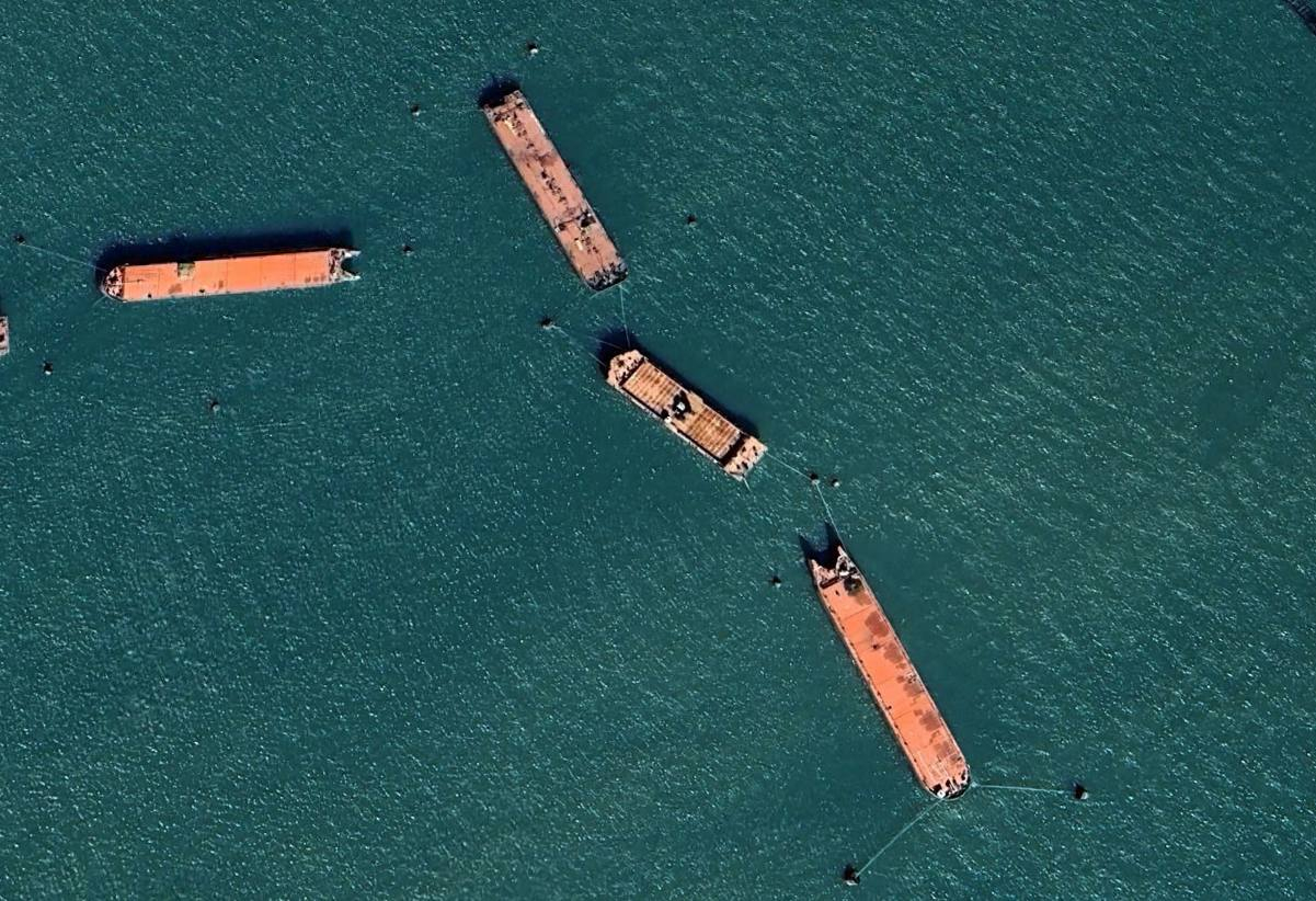 Google Maps更新了克里米亚大桥的卫星图像图像中可以清晰地看到占领者在非