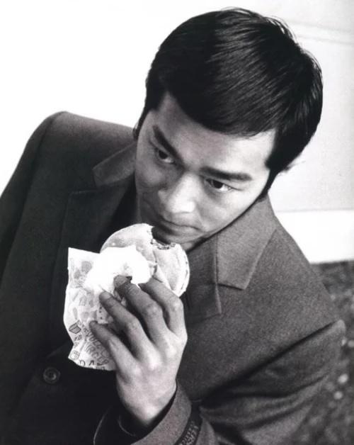 2000年初期古天乐正在吃汉堡🍔的抓拍
老照片 怀旧 年轻时的颜值 古天乐