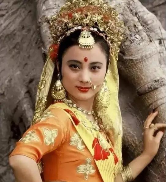 1997年， 李玲玉 嫁给犹太富豪杰瑞。洞房花烛夜，李玲玉笑着问老公：“你就不怕