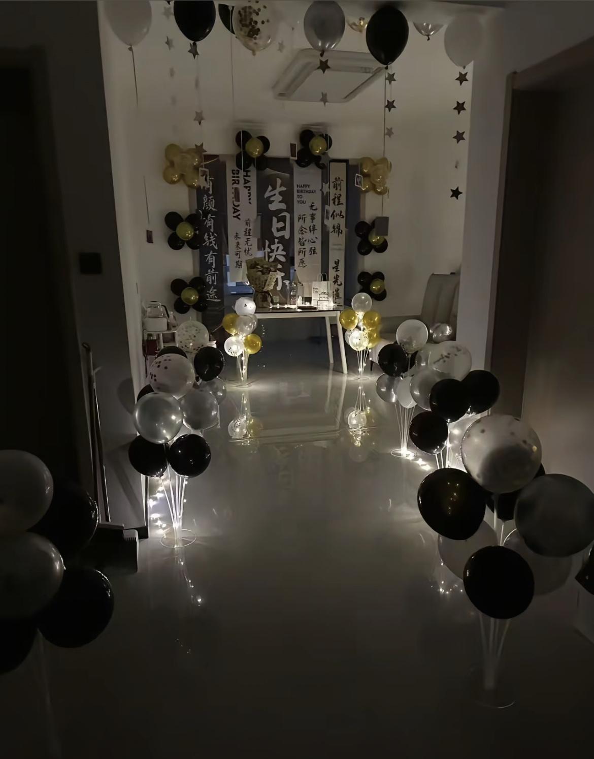 这个生日快乐现场，怎么布置的这么怪，有点地府风啊[允悲]