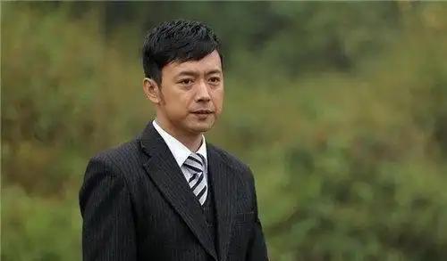 2008年，《潜伏》开拍，有个情报贩子“谢若林”一角，本着肥水不流外人田的原则，