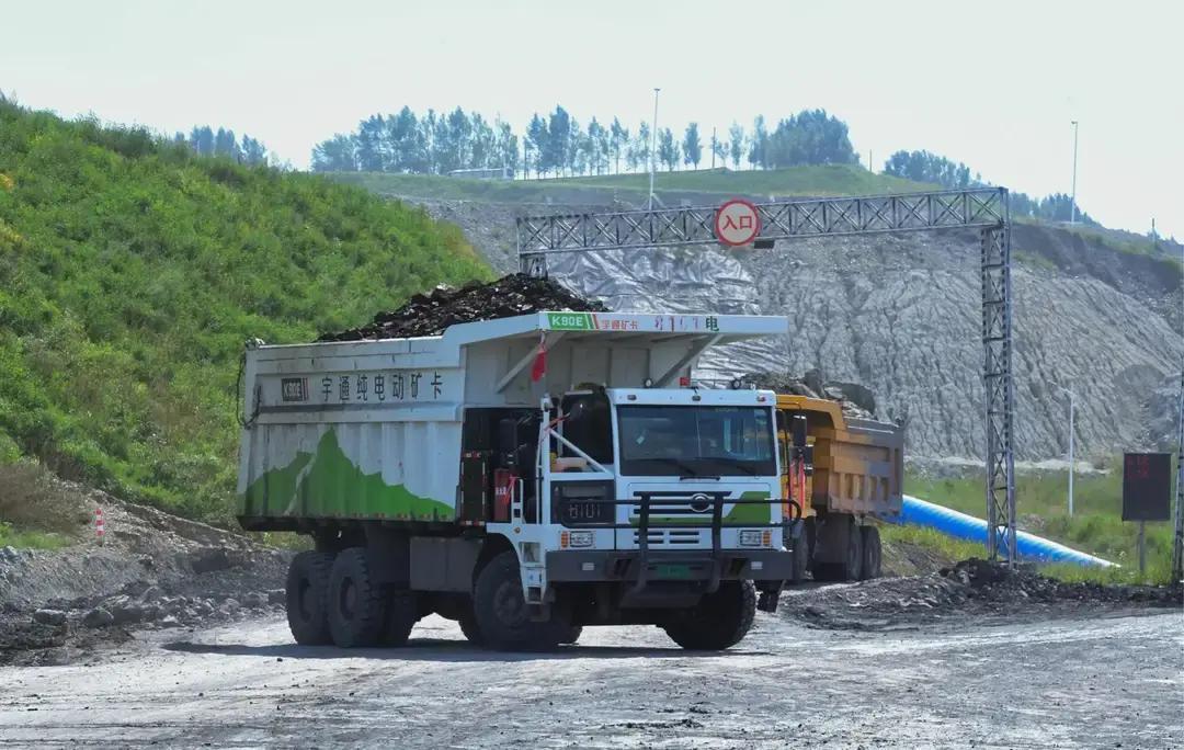 内蒙古扎哈淖尔，一处矿场里的电动矿车最近引起不少人议论，90吨级的大车在矿坑里来