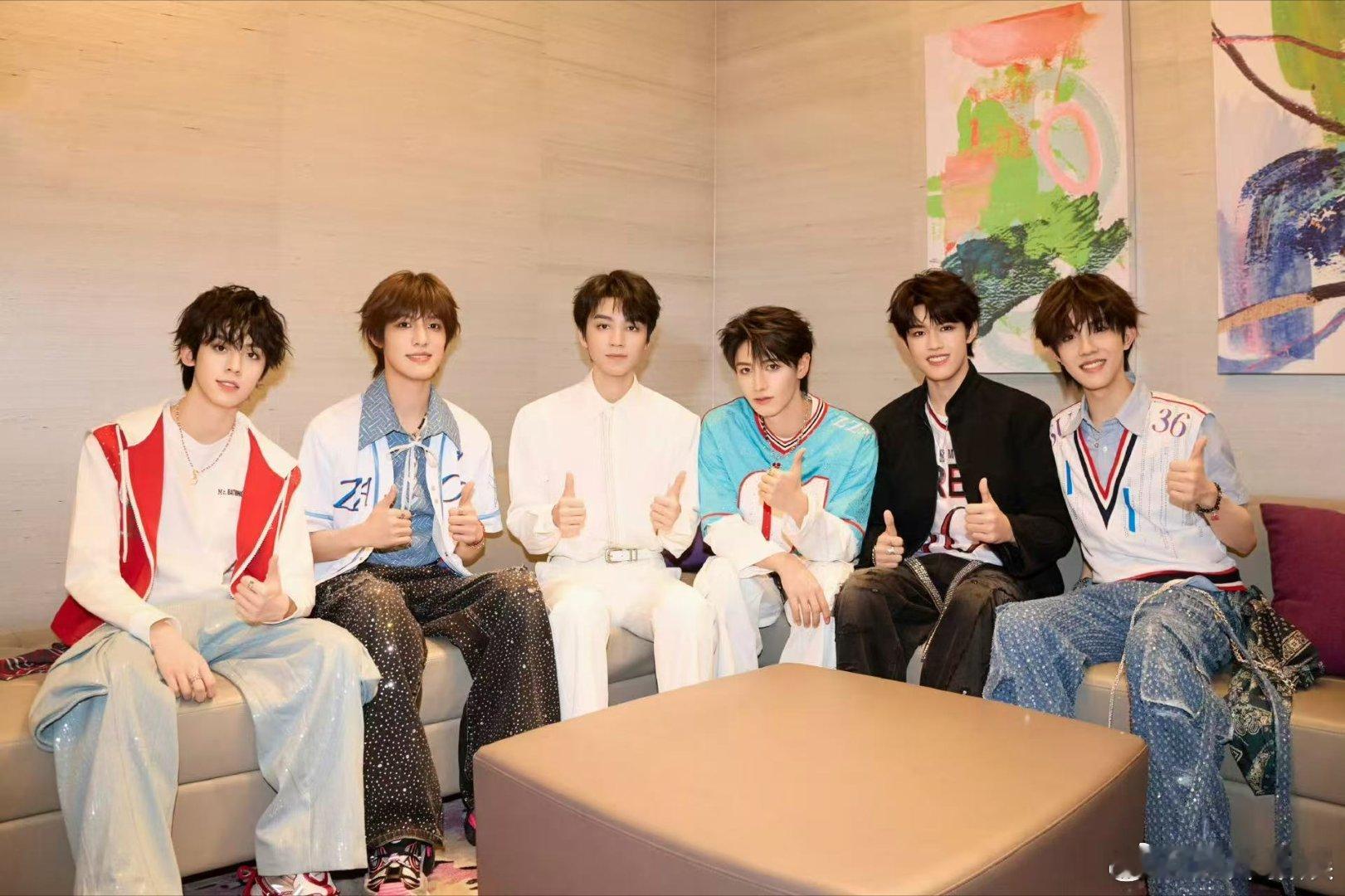 王俊凯登陆少年的合照王俊凯和登陆少年合影王俊凯登陆少年的合照，哇塞哇塞，