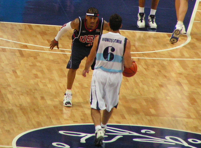 认真防守的Allen Iverson 2004 Olympic艾弗森