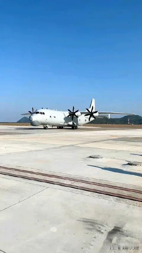 当太平洋的浪涛吞噬了潜艇的踪迹，中国运-8T反潜巡逻机正以雷霆之势撕开深海伪装。