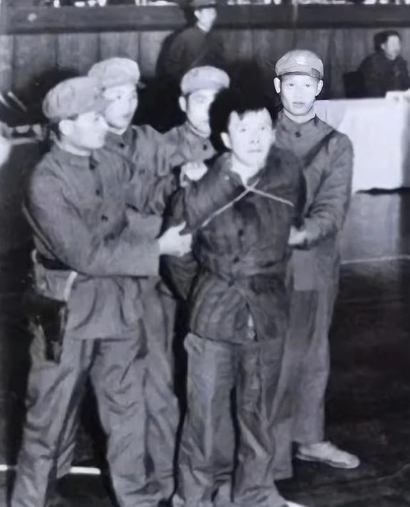 没想到1979年杭州万人公审现场被4名法警死死摁住的壮汉，竟是当年杭州人闻之色变