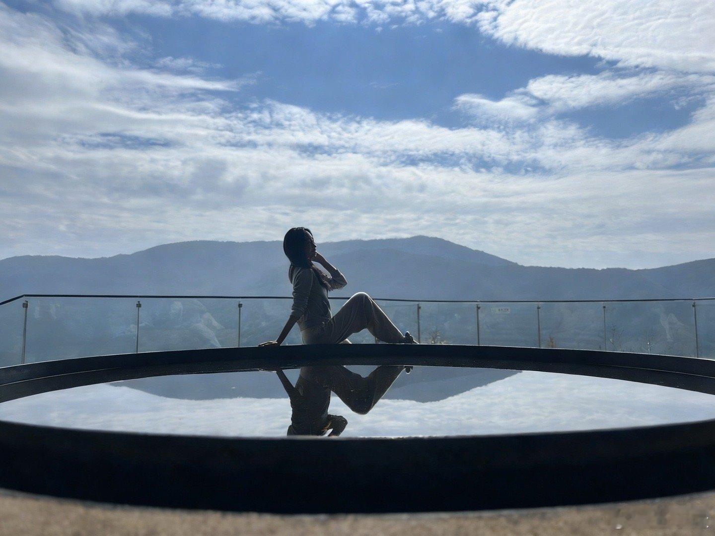 一从雁荡山站下车，我的眼里就装满了山。这两天住在响岭头村，在村子中间，原地360