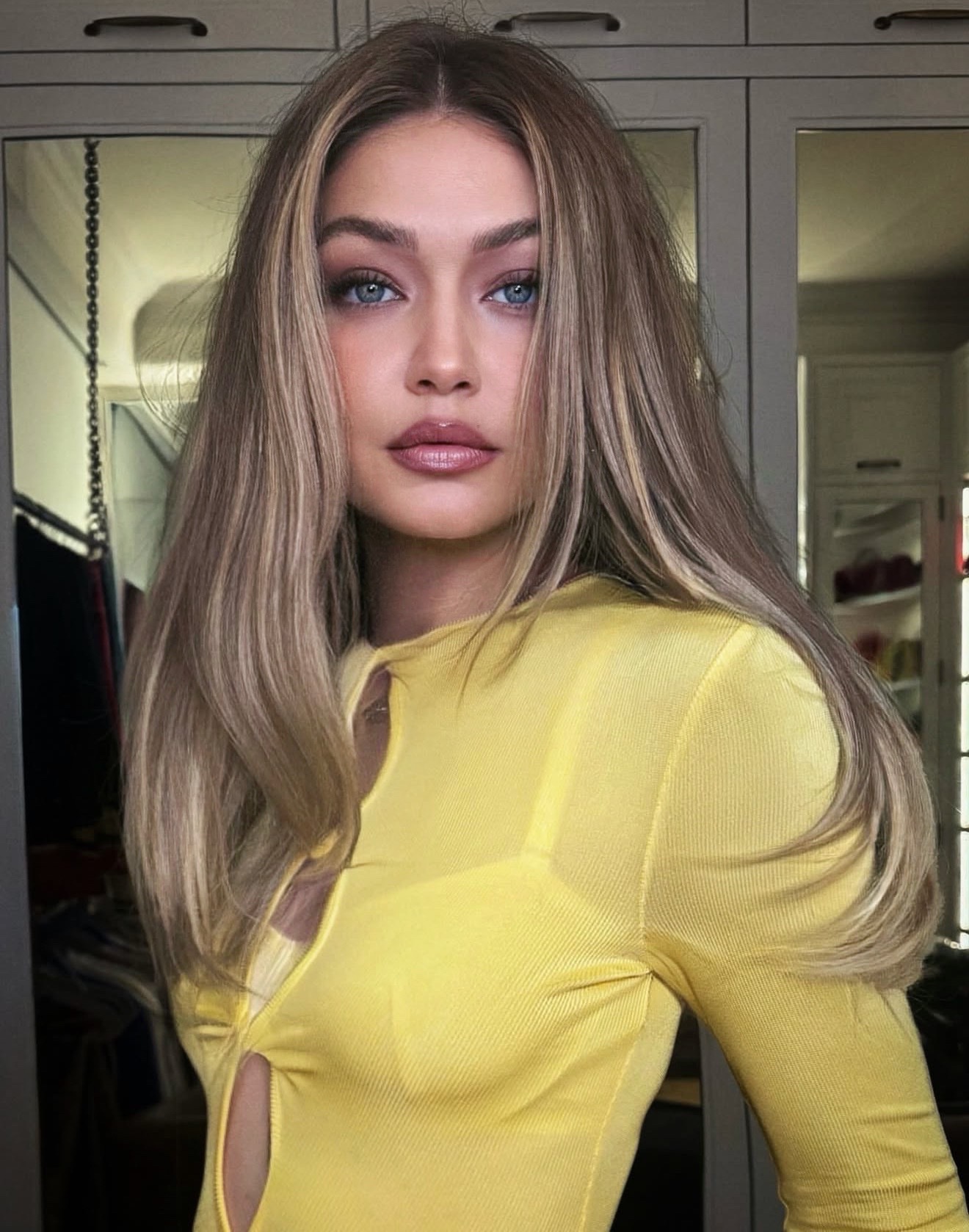 Gigi Hadid的发型师更新你Gi的这套黄色Look妆造咱就是不明白为什么他