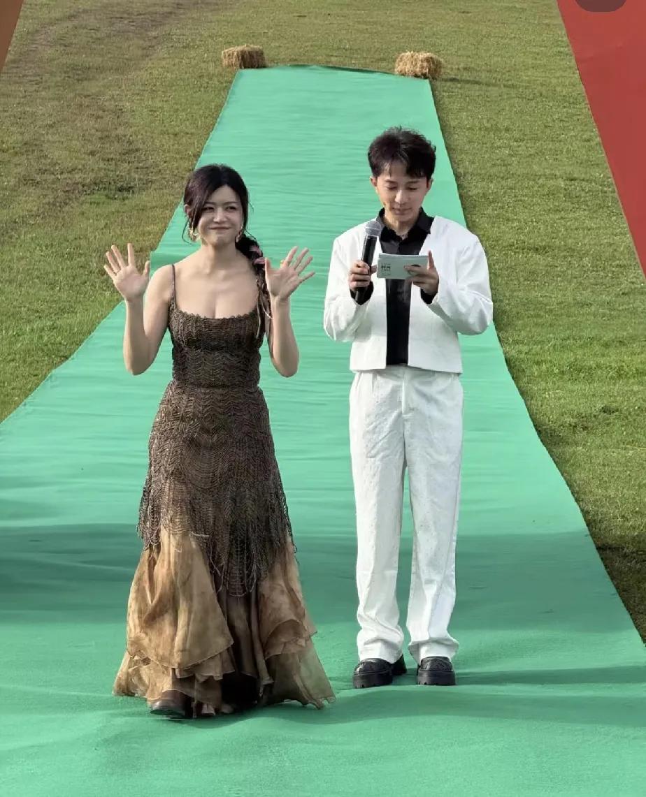 这姐真人长这样，
怎么是五五分比例？
不过皮肤是真好，
陈晓不知会不会后悔？