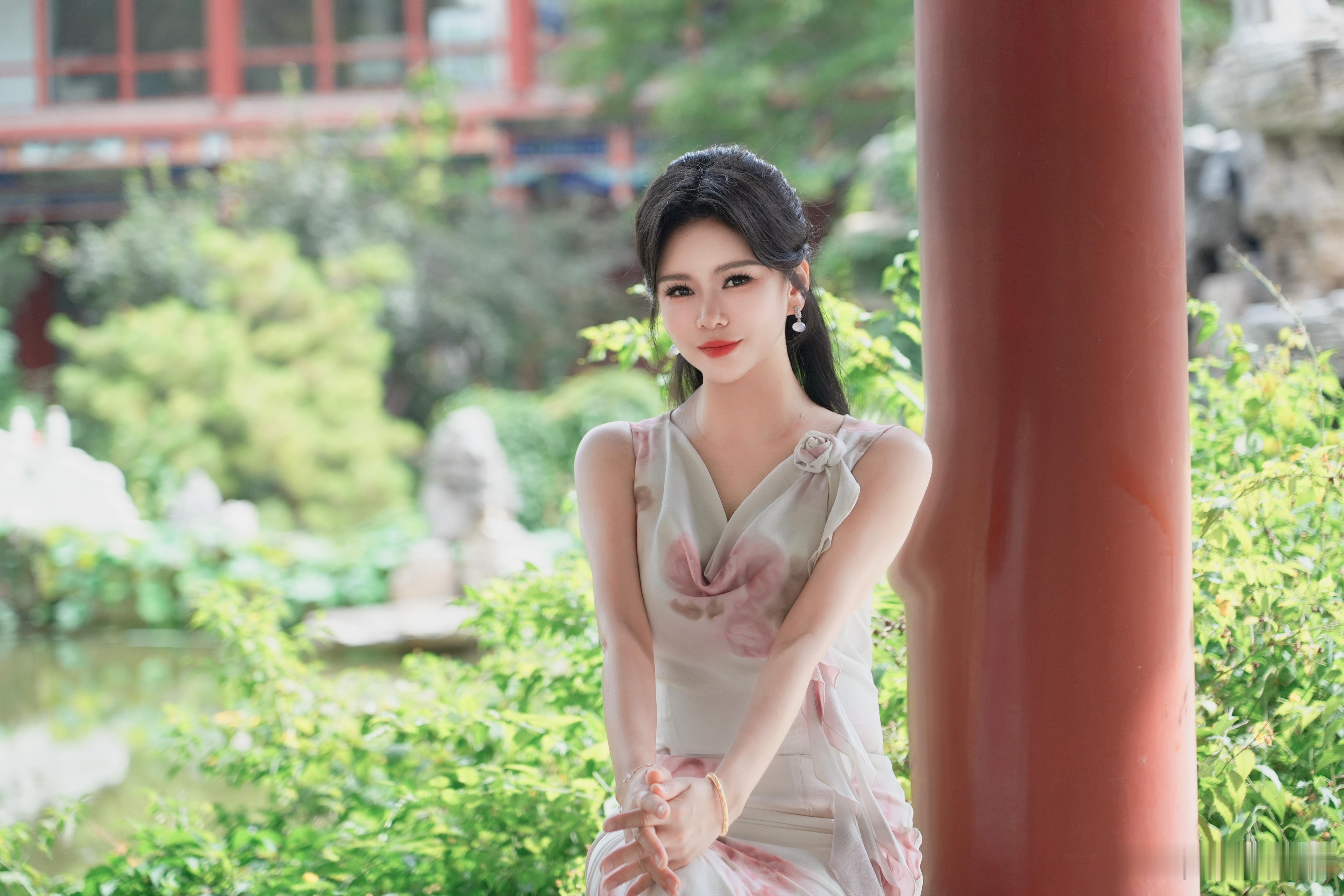 凤凰网财经主持人刘美希 刘美希的长裙造型不仅吸引眼球，更是一种视觉享受，她的优雅