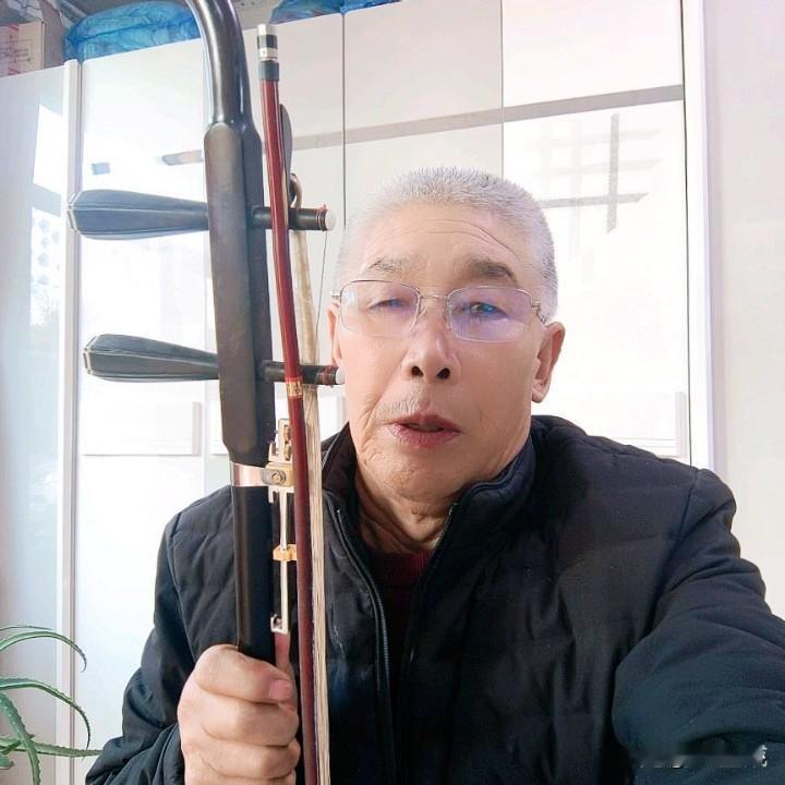 《耽诗偶成》乐韵诗心原创诗词:
笔底风雅藏深情，
字里春秋心自明。
只因深爱诗中