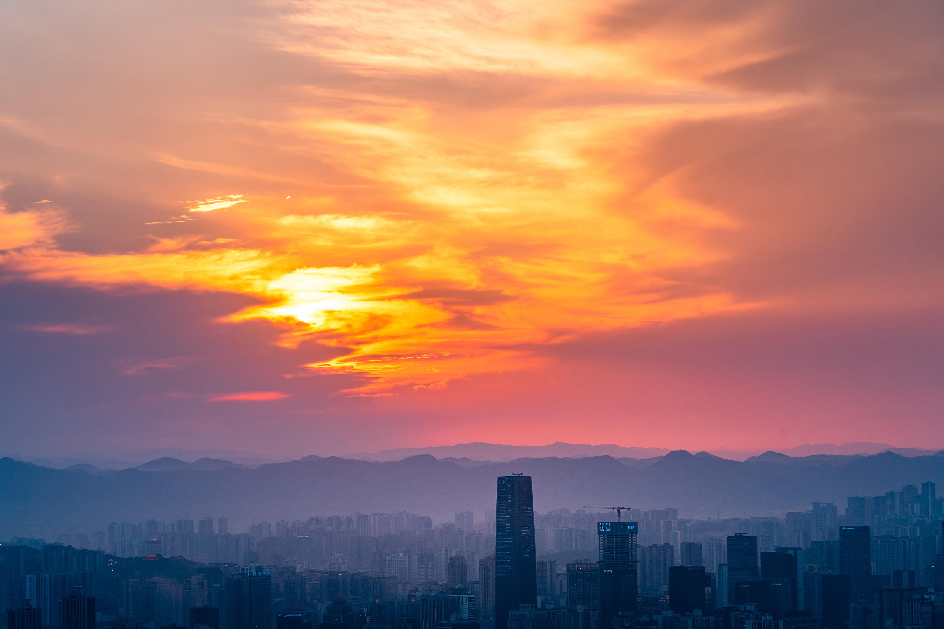 这城市那么空  这回忆那么凶