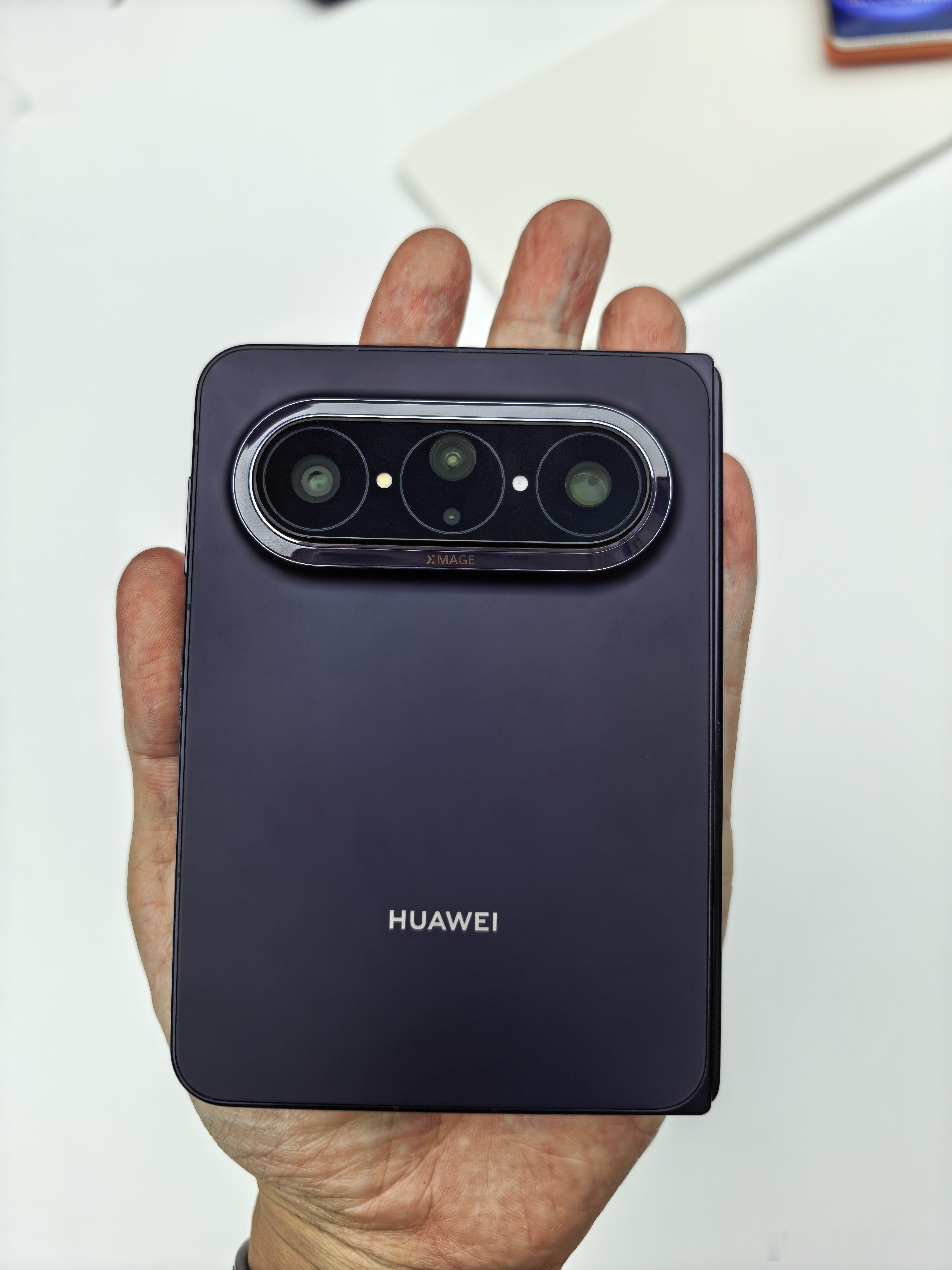 刚上手摸了华为 Pura X Max 阔折叠，这个比例真的太绝了。外屏单屏 5.