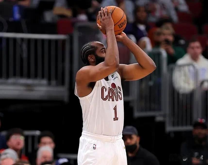 看着今天的哈登，心里真不是滋味。
一次次往里杀，扛着人上篮，然后习惯性地摊开手看