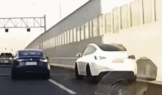 “戾气不能太重！”上海，一辆黑色特斯拉变道时，不小心影响了一辆正常通行的白色特斯