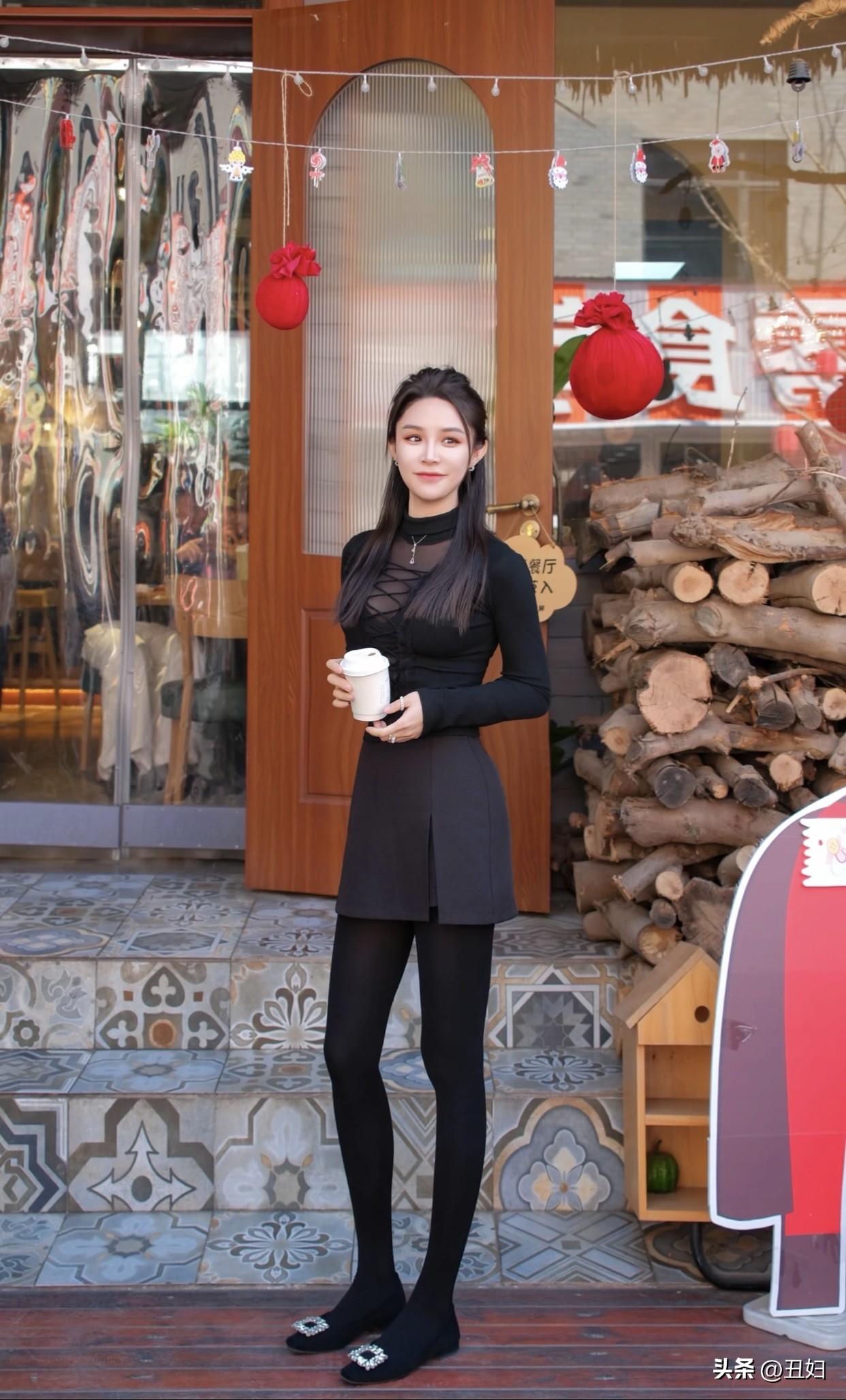 有没有好看的轻熟风搭配推荐黑色紧身上衣配黑色半身裙，温柔且成熟。