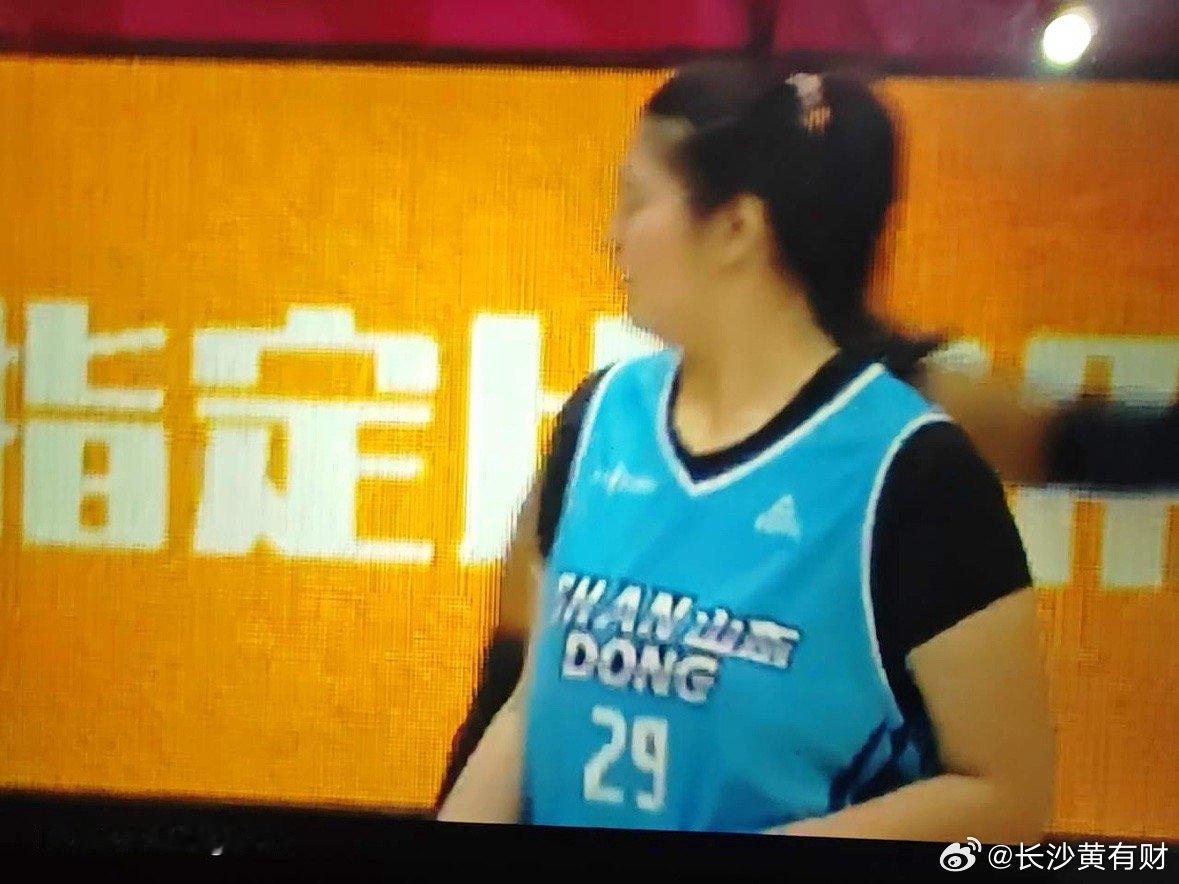 张子宇WCBA首秀中规中矩还需要学习！在山东与石家庄比赛第一节五分半之后张子宇登