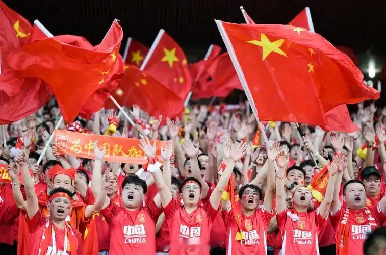 反差拉满！民间青训强势突围，撕开中国足坛的核心症结
 
中国足球常年低迷的真相，