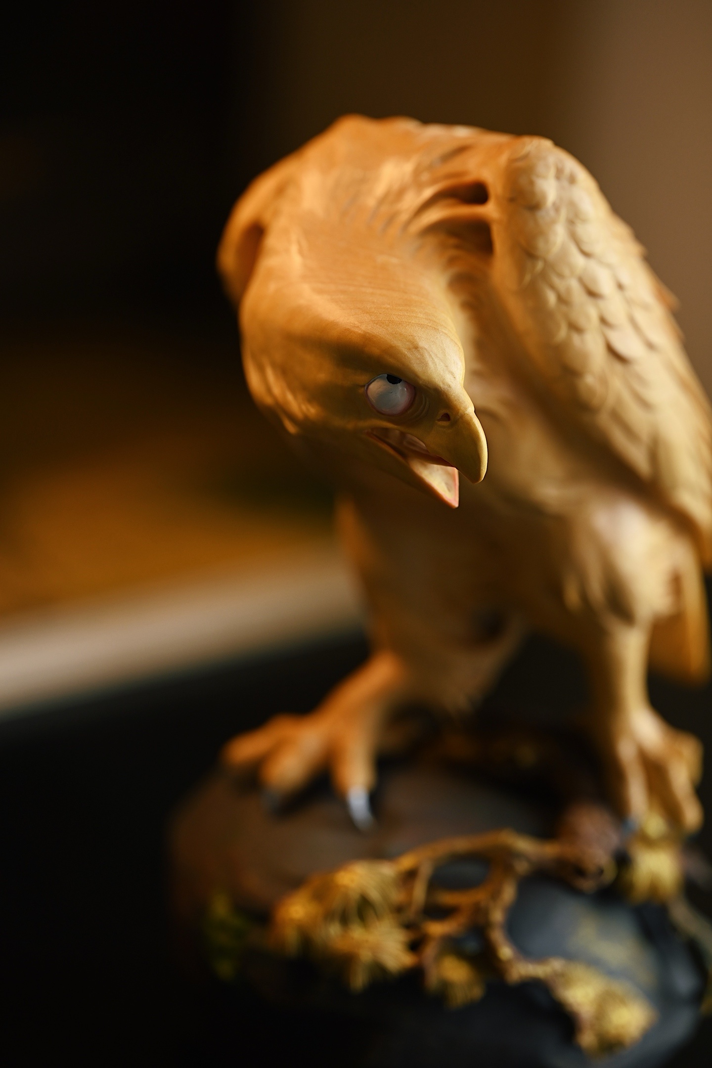 黄杨木 | 松鹰 摆件此作以黄杨木为材，取雄鹰独立于松石之姿，羽翼如叠浪，利爪似